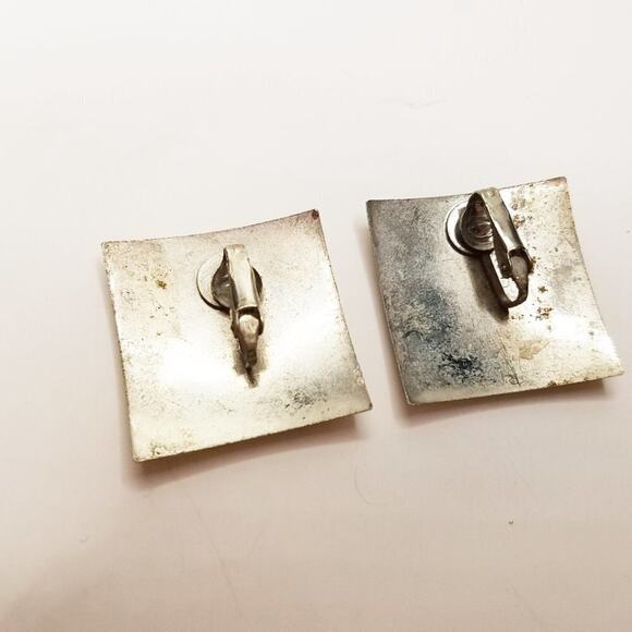 Vintage Enamel Floral Clip Earrings, Hand-painted, Enamel on Metal, 1 1/8 Inches - Picture 5 of 12